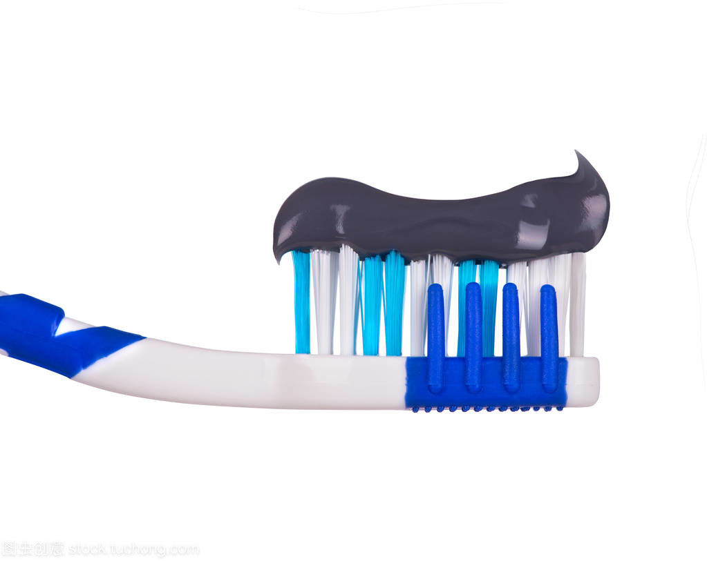 黑與白的對話 一支孤立白牙刷上的黑牙膏